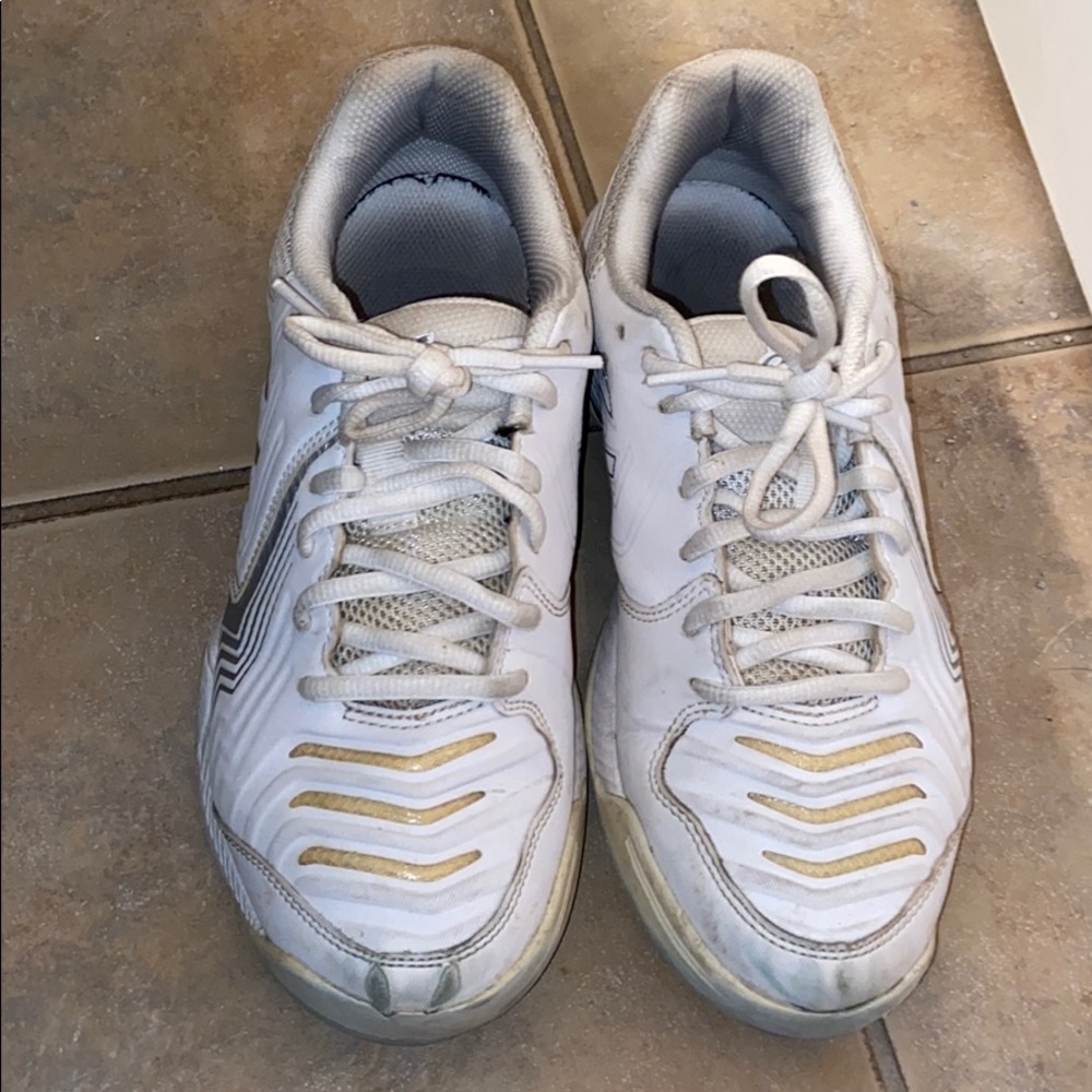 Tennis shoes